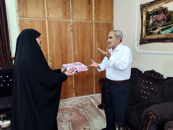 دیدار دانش‌آموزان هنرستان بصیرت با خانواده جانباز قاسم رسائی پور