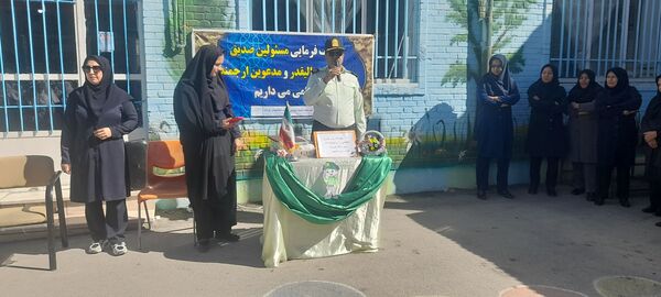 بازدید سبزپوشان نیروی انتظامی با دانش‌آموزان مدرسه ربابه هاشمیان یزدی