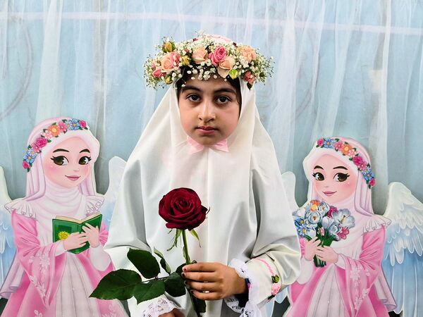 آیین سپیدپوشان؛ جشن تکلیف دختران عنبرآباد