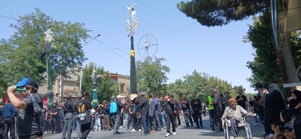 عزاداری ظهر  عاشورا در خیابان‌های شهر نیشابور 