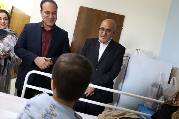 عیادت مدیرکل آموزش و پرورش استان از دانش‌آموزان بستری در بخش آنکولوژی و خون بیمارستان شهید صدوقی 