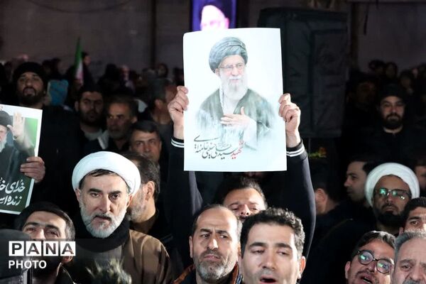 حضور جمعیت گسترده مردمی در یادبود شهادت امام خامنه‌ای
