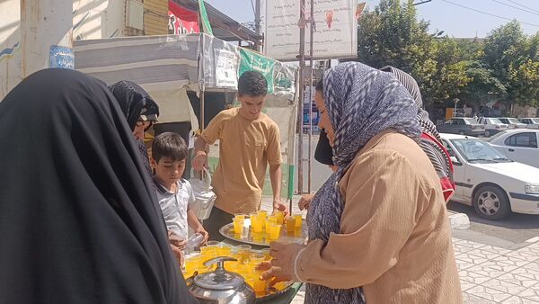 توزیع شربت و شیرینی به مناسبت میلاد پیامبر اسلام (ص) 