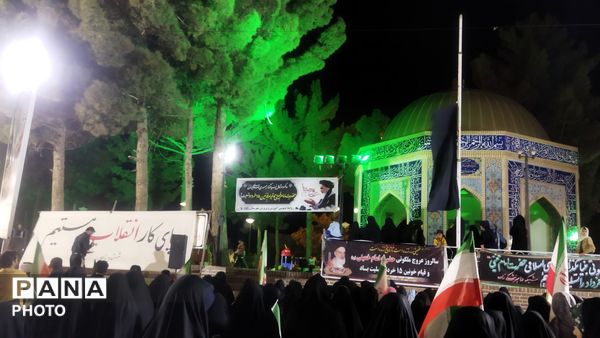  خروش غدیر و میثاق با یاد امام، جلوه ای از ولایت مداری دانش اموزان زاوه  