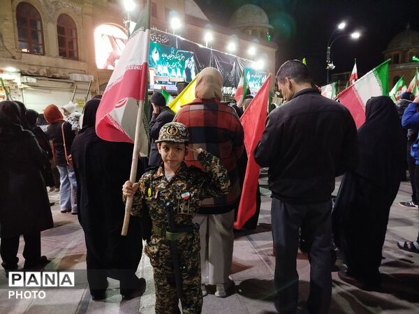 تجمع فرهنگیان و دانش‌آموزان همدان در میدان امام خمینی (ره) به مناسبت هفته معلم