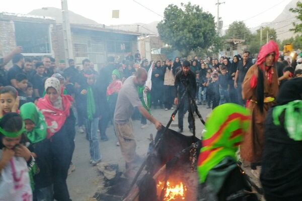مراسم نمادین آتیش زدن خیمه ها در عصر روز عاشورا در شهر بار