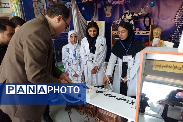 پژوهش‌سرای کاوش کهریزک، کانون توجه نخستین روز نمایشگاه دستاوردهای دانش‌آموزی استان