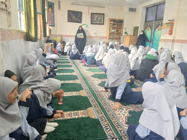 روایتگری زندگی  شهدا از زبان خواهر شهید محرابی دبستان میثاق ناحیه سه