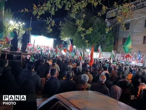  مردم در خیابان‌ها با پرچم ایران، با آرمان‌های انقلاب تجدید پیمان کردند
