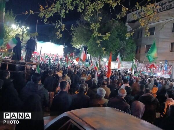  مردم در خیابان‌ها با پرچم ایران، با آرمان‌های انقلاب تجدید پیمان کردند