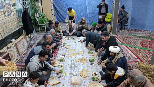 برپایی سفره‌های افطار ساده در شهر سفیددشت 