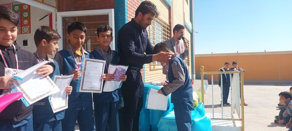 مراسم تقدیر و اهدای جوایز به تیم های برتر مدرسه پویندگان فرهنگ خلیل اباد