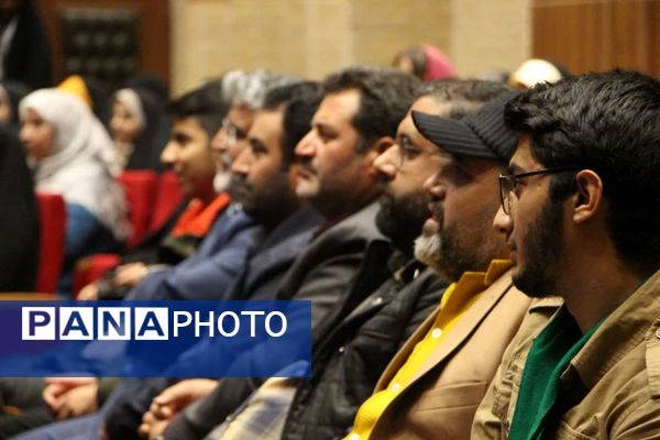 کارگاه نبرد رسانه‌ها؛ مشارکت فعالان رسانه‌ای و دانش‌آموزان یزدی در جنگ آگاهی