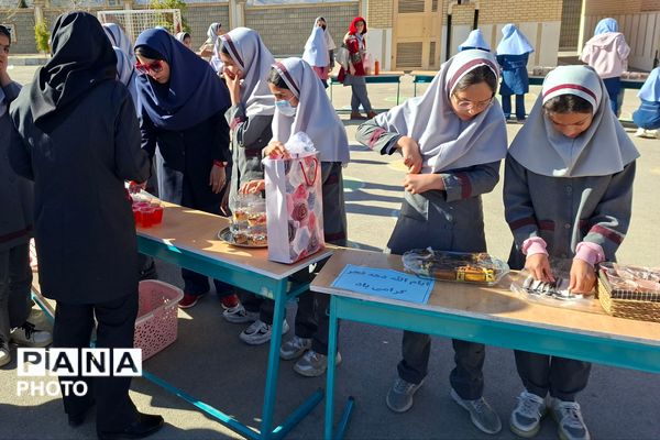 بازارچه دانش‌آموزی در دبستان ظریف کار فرد 2 شیراز