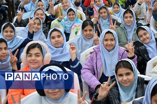 حضور خادمان رضوی در مدرسه قدر بهارستان‌دو