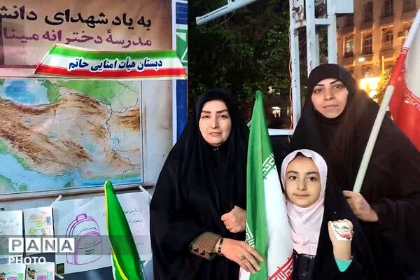 حضور دانش‌آموزان و معلمان دبستان حاتم ناحیه دو شهرری در تجمعات شبانه ضد صهیونیستی