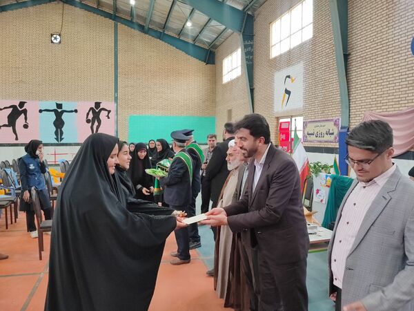 استقبال مسئولان و دانش‌آموزان دبیرستان عشایری نسیبه و امید انقلاب از خادمان حرم حضرت معصومه(س)
