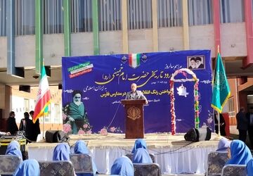 آیین نواختن گلبانگ انقلاب اسلامی در دبستان معارف ۷ شیراز