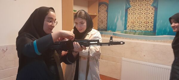 آموزش عملی آمادگی دفاعی در دبیرستان فرزانگان استعداد درخشان ملارد
