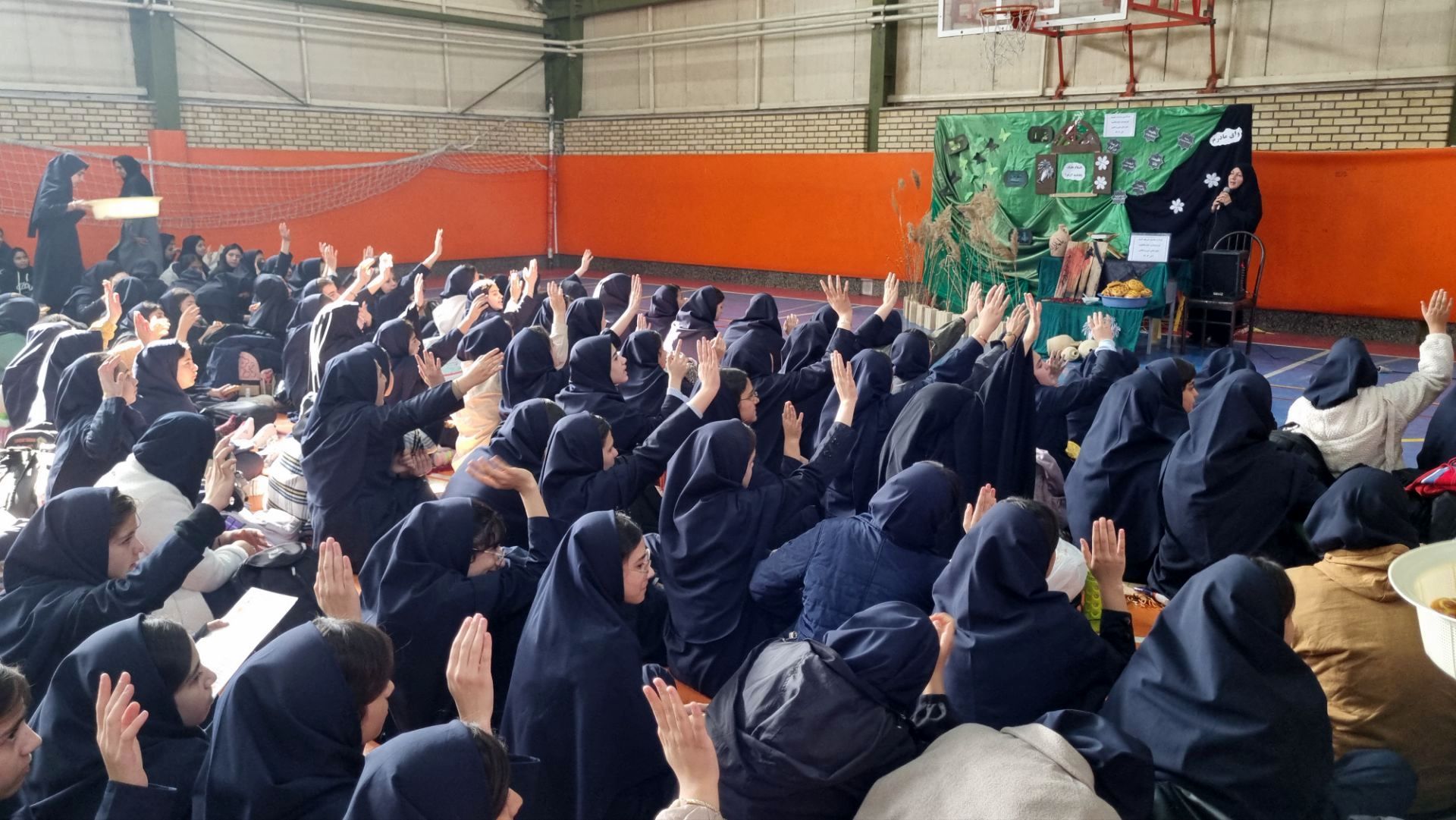 پخت نذری گرامیداشت ایام فاطمیه در دبیرستان دین و دانش مرند