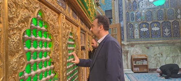 غبارروبی مزار شهدا در امام زاده طاهر(ع) کرج  