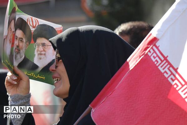 مشهد غرق در غم تشییع رهبر شهید