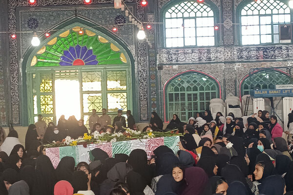 استقبال بی‌نظیر دانش‌آموزان و فرهنگیان شهرستان آباده از شهید گمنام