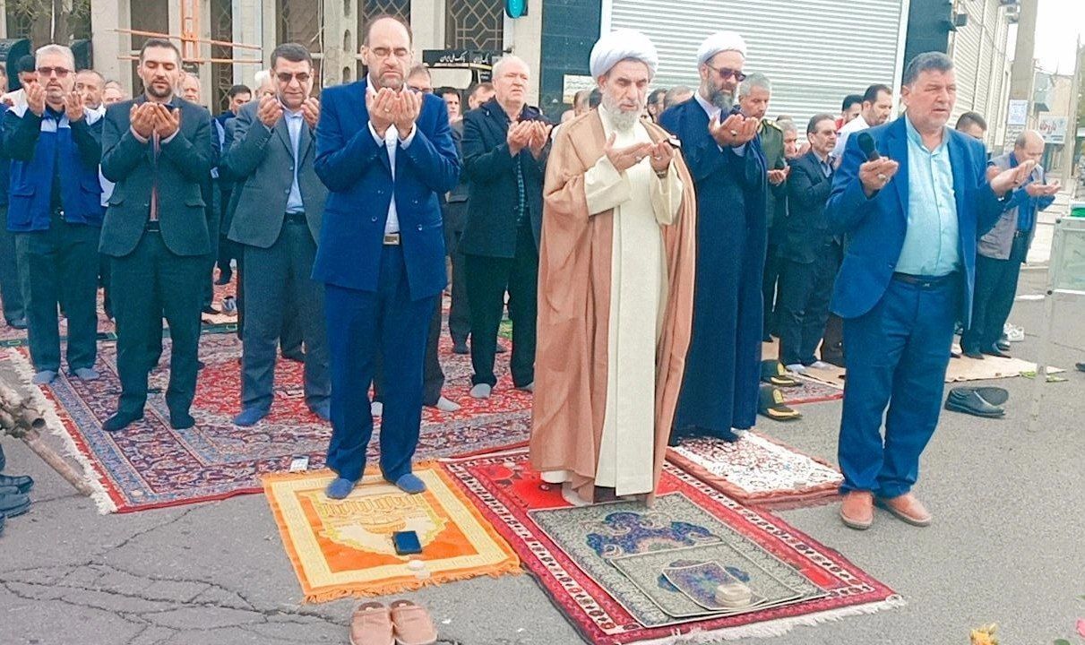 نماز عید فطر امسال در بویین‌زهرا رنگ تازه‌ای داشت