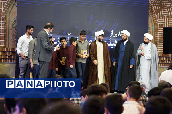 گردهمایی بزرگ ارکان هیات‌های دانش‌آموزی مدارس شهر تهران در حسینیه عشاق 