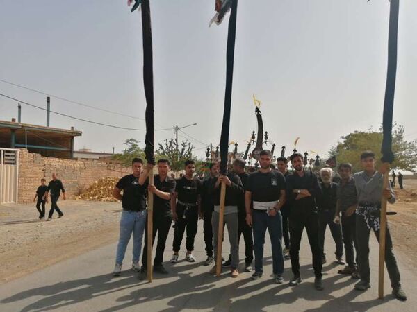مراسم سنتی سینه زنی در روز عاشورای حسینی در روستای نقاب