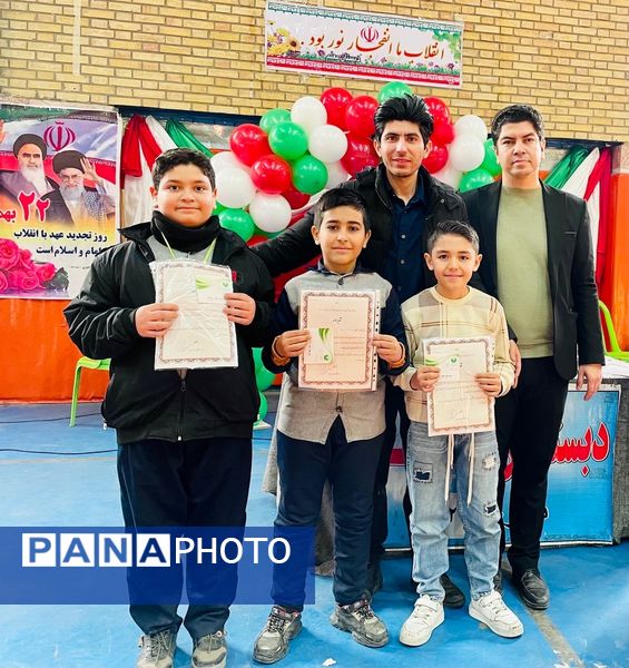 مراسم جشن انقلاب و تقدیر از دانش‌آموزان مقام‌آور مدرسه معلم