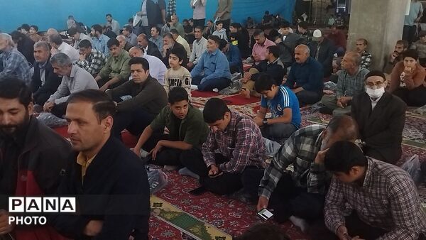 از پیر تا دانش آموز در نماز جمعه نیشابور حضور دارند-۱