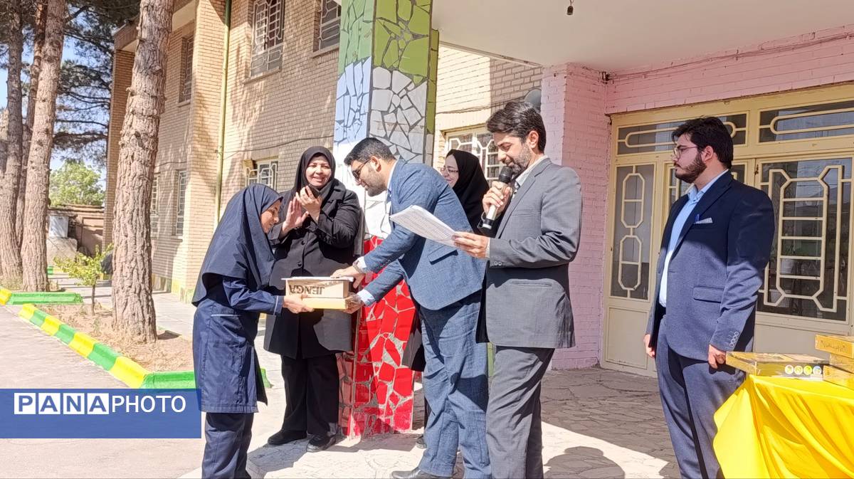 تقدیر از برگزیدگان مسابقات قرآن، عترت و نماز در دبیرستان حضرت سکینه 