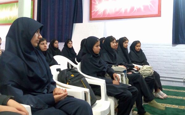 خوانش زندگی نامه شهدا در دبیرستان فاطمیه