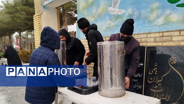 غبار روبی و عطر افشانی گلزار شهدا  در نیشابور 