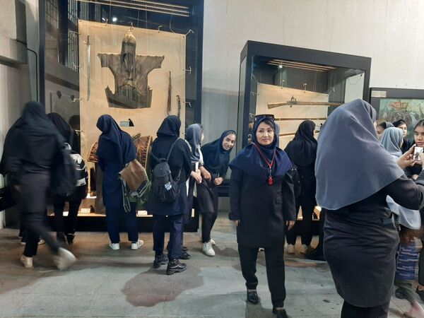 بازدید دانش آموزان  دبیرستان عصمتیه ناحیه پنج از باغ نادری 