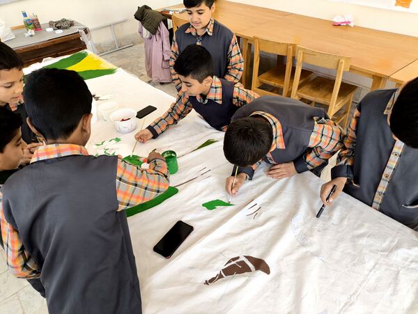 نقاشی همگانی توسط دانش‌آموزان دبستان شهید پسندیده فدافن