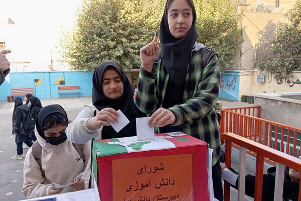 جوانه های دموکراسی در قدس؛شور وهیجان دانش آموزان قدس در انتخابات شورای دانش آموزی