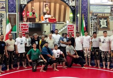 مراسم گلریزان آزادسازی یک جوان زندانی در گلزار شهدا شهرستان ملارد