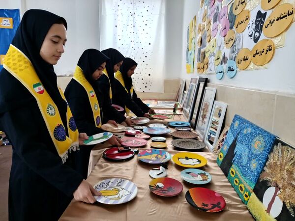 نمایشگاه ماها در دبیرستان فرزانگان