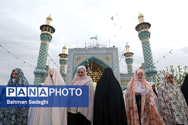 اقامه نماز عید سعید فطر- امامزاده پنج تن(ع) لویزان