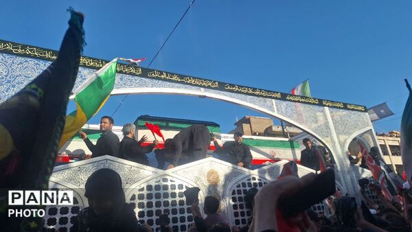 مشهد، در آغوشِ حرم، با رهبر شهید وداع کرد