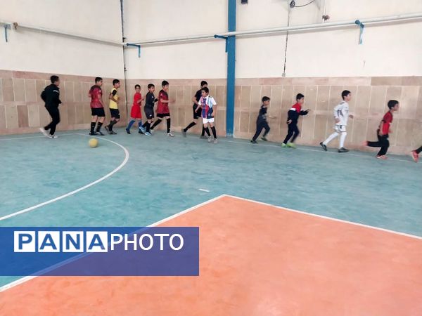 شادی و هیجان دانش‌آموزان در سالن ورزشی 