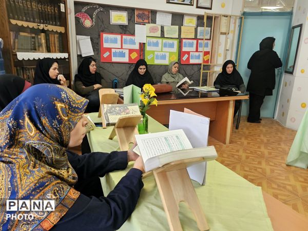 محفل انس با قرآن کریم در دبیرستان اهل‌البیت(ع) ناحیه ۴ کرج 