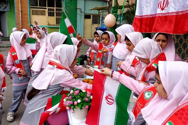 جشن نیمه شعبان و فجر با شور پیشتازان در مدرسه شهید جواد سرافراز