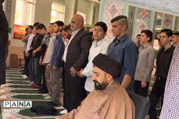 نماز جماعت در نخستین روزهای دبیرستان ابن‌سینا رودهن به امامت امام جمعه
