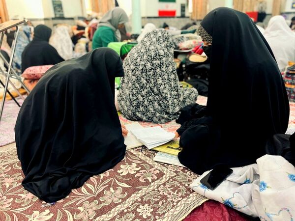 مراسم اعتکاف مادر دختری در مسجد صاحب الزمان آشخانه