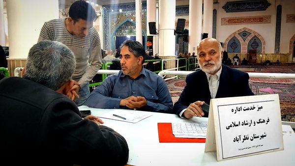 برگزاری نماز جمعه وحدت‌آفرین نظرآباد با رونمایی کتاب قرآنی و ارائه خدمات فرهنگی و معیشتی در مصلی نظرآباد