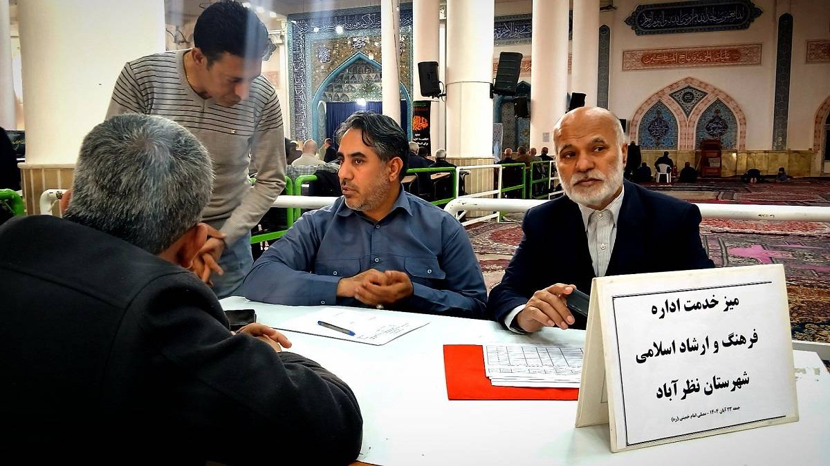 برگزاری نماز جمعه وحدت‌آفرین نظرآباد با رونمایی کتاب قرآنی و ارائه خدمات فرهنگی و معیشتی در مصلی نظرآباد