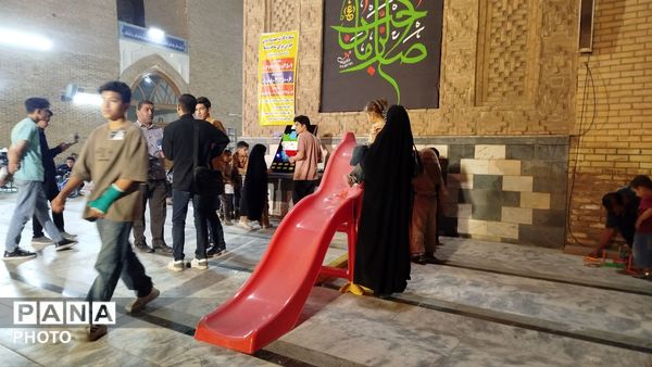 گذری بر غرفه دهه نودی ها و چایخانه حضرت زهرا(س)